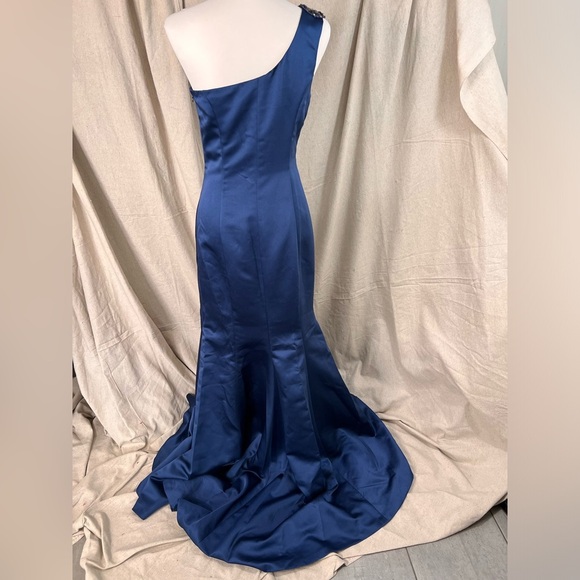 NWT Badgley Mischka Navy Blue One Beaded Shoulder Gown Size 4 - Picture 7 of 14